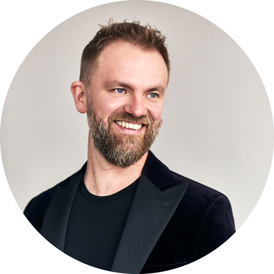 KapellimestariTomas Sjupsjöbacka katsoo oikealle.