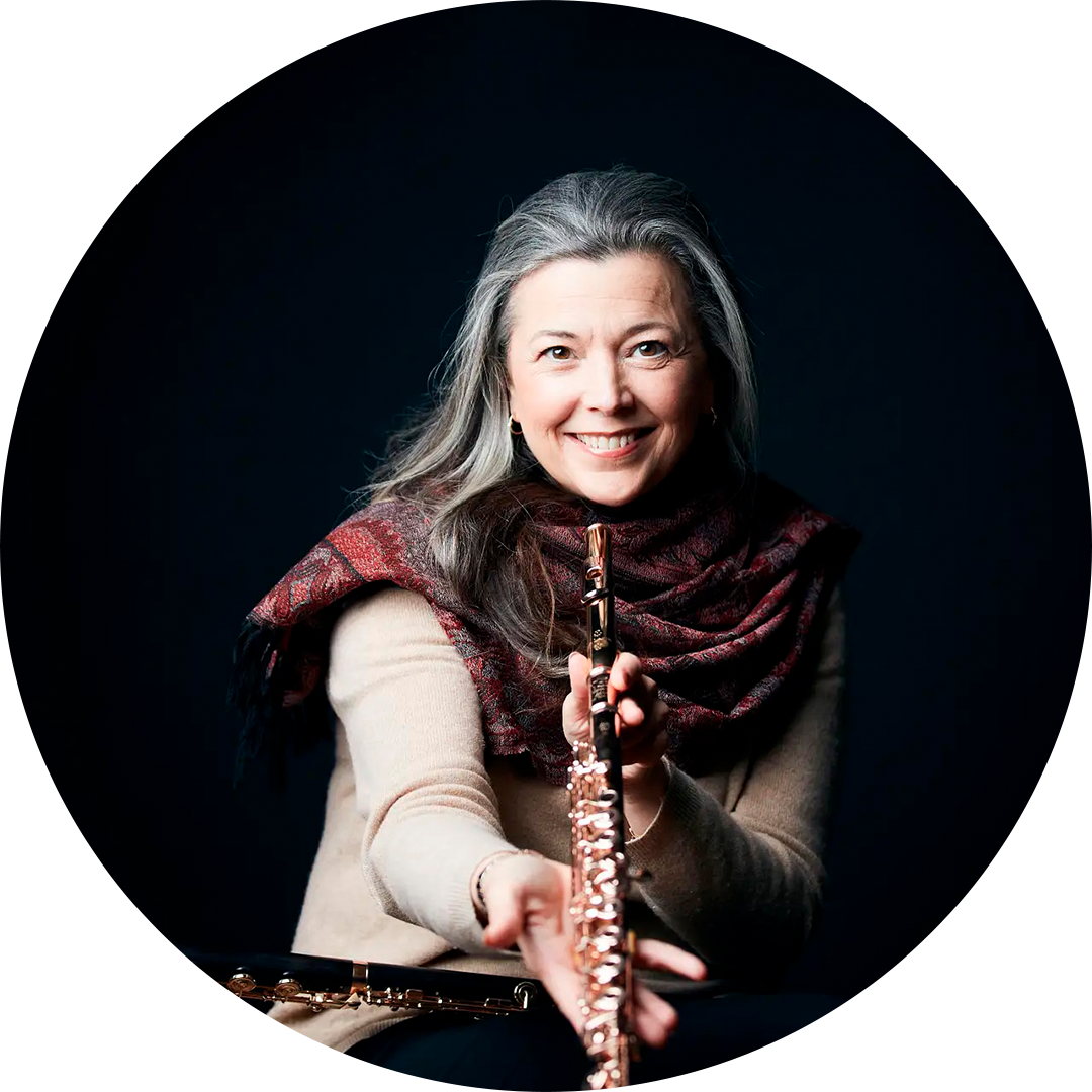 Huilisti Emily Beynon näyttää huiluaan.