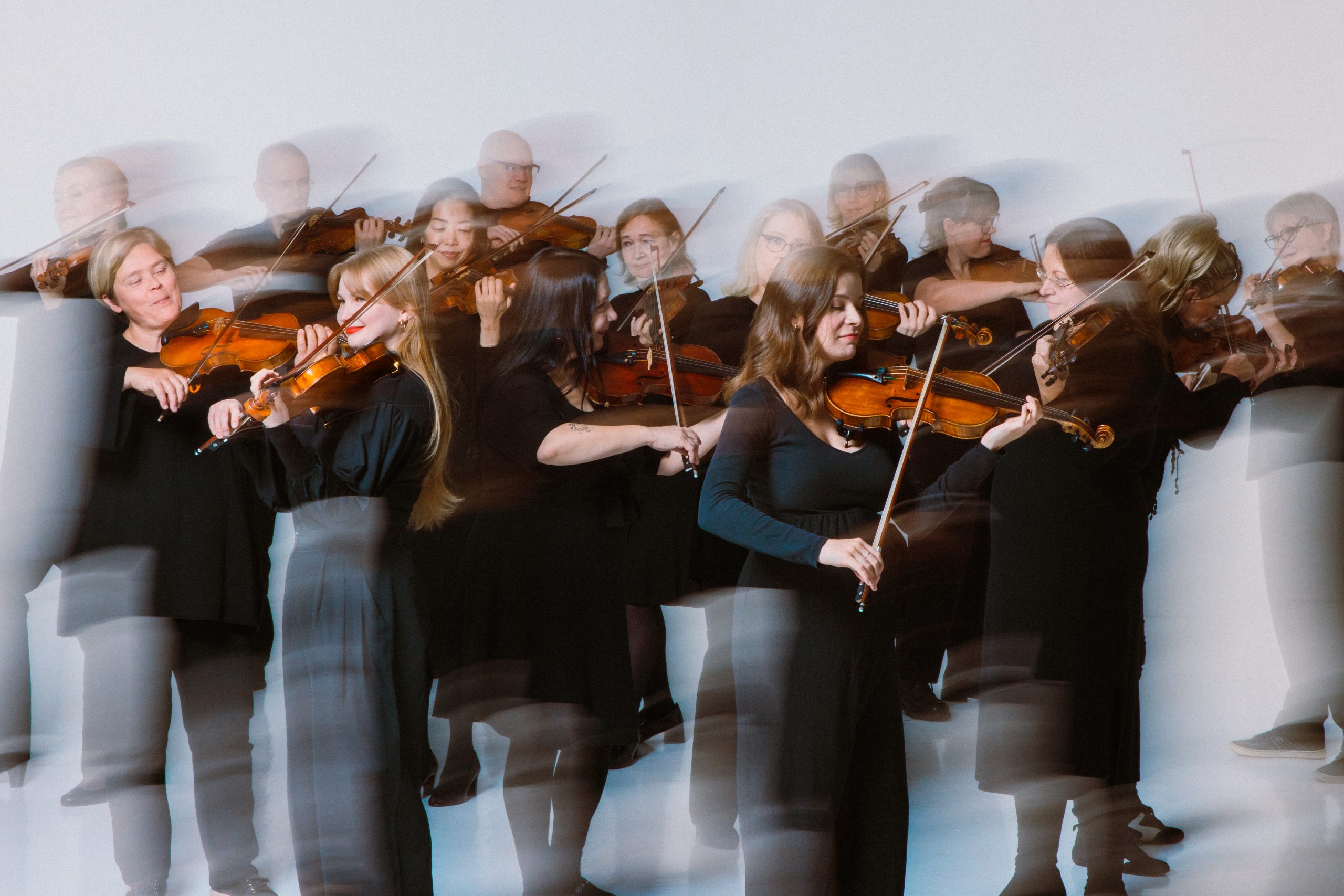 Tapiola Sinfoniettan viulistit.