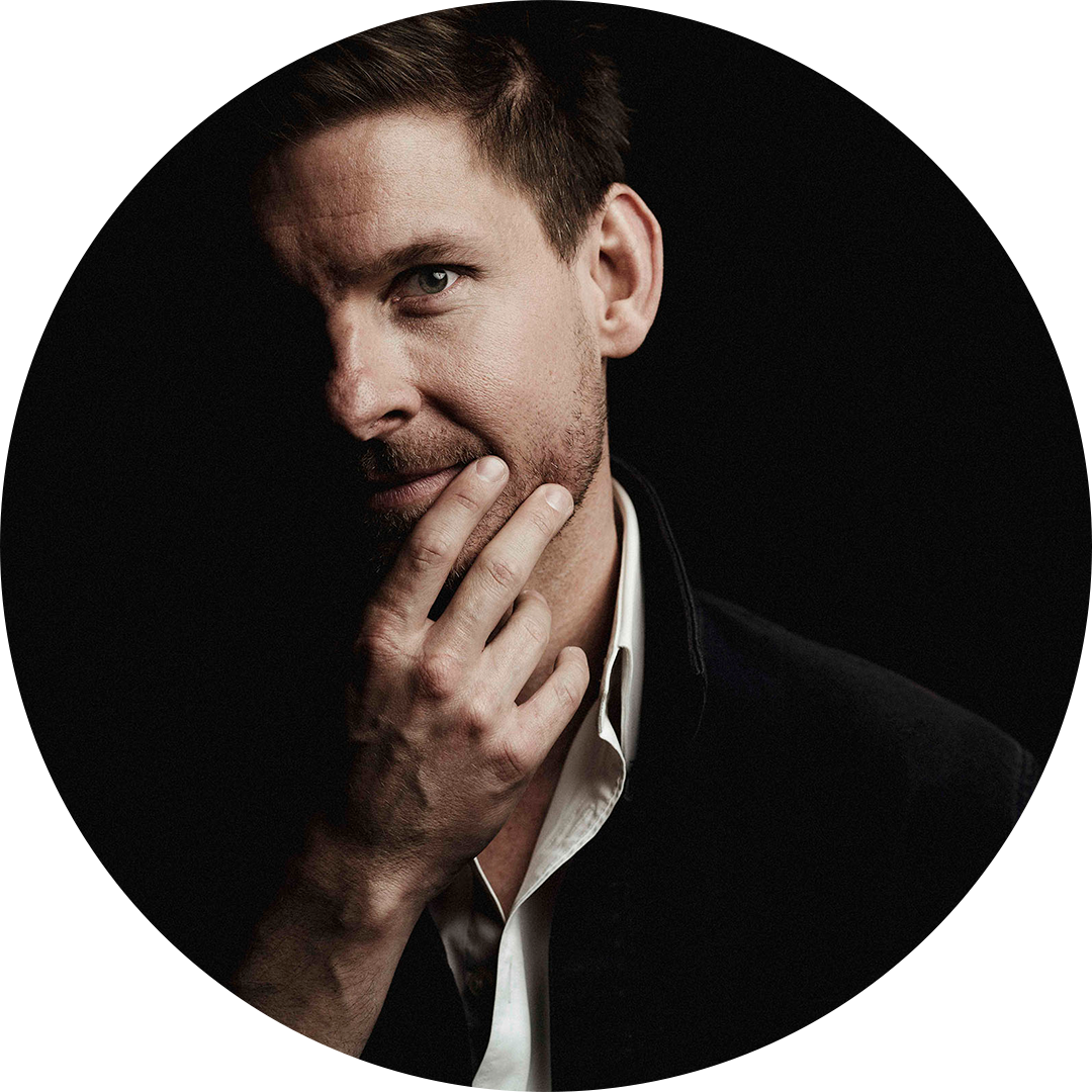 Pianisti Kristian Bezuidenhout pitää kättä leuallaan.